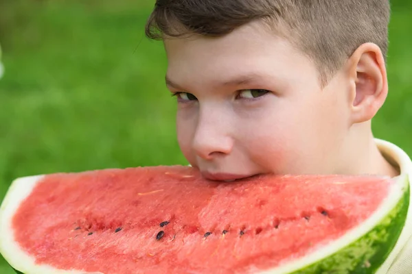 Fiú Birtokol Egy Szelet Vörös Görögdinnye Akar Harapni Egy Szeletet — Stock Fotó