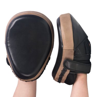 Beyaz arkaplanda izole edilmiş bir antrenörle yumruk pratiği yapmak için pençeler