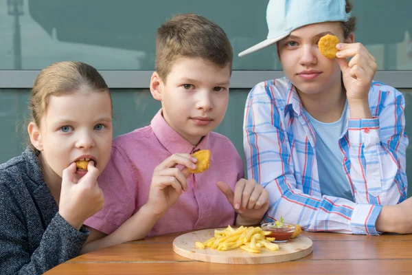 Bambini Mangiano Patatine Fritte Con Ketchup Seduti Una Tavola Rotonda — Foto Stock