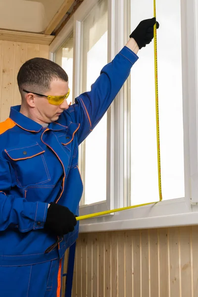 Vue Latérale Homme Vêtu Vêtements Construction Mesurant Une Ouverture Fenêtre — Photo