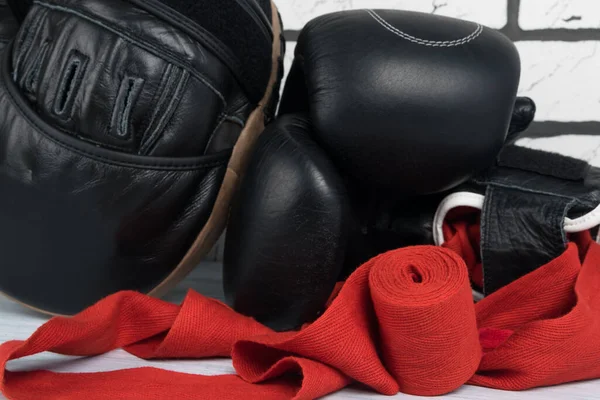 Equipamento Coisas Para Boxe Artes Marciais Encontra Chão Cinza Contra — Fotografia de Stock