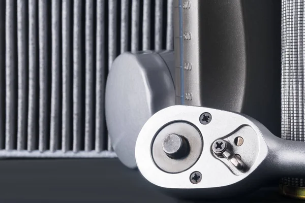 Kunci Untuk Berbagai Kepala Close Pada Latar Belakang Filter Udara — Stok Foto