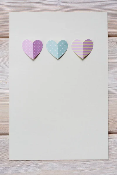 Ahşap arka plan, metin için yer ile kağıt Kalpler.