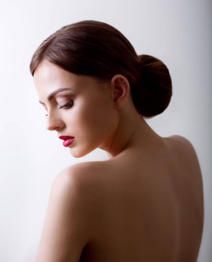 Gözlerin kapalı ve çıplak omuz ile temiz cilt ile koyu kıllar ile güzel kız.