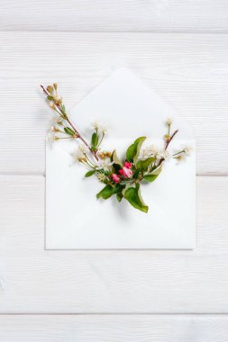 Zarf ahşap arka plan üzerinde renkli bahar çiçekleri.