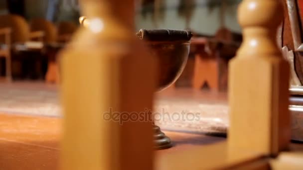 在教堂里举行婚礼的各种配件。碗里的圣水 — 图库视频影像