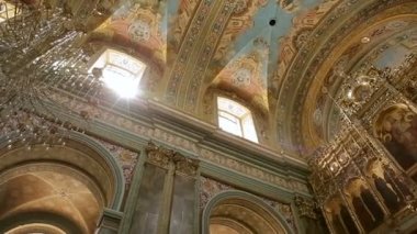 Katedral pencereden ışık hüzmesi