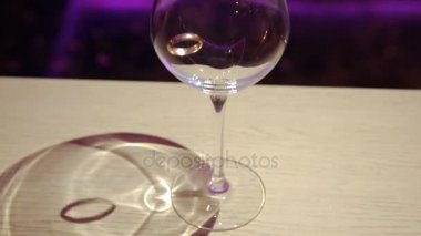 Alyans cam içine düşüyor