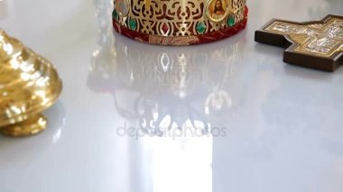 Masanın üzerine altın kaplama. Kilise düğünü. Ukrayna'da kilisede düğün için çeşitli aksesuarlar