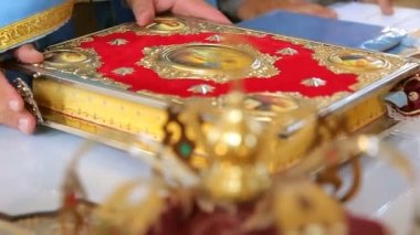 Rahip İncil'i kapalı. Kutsal kitap. Ukrayna'da kilisede düğün için çeşitli aksesuarlar