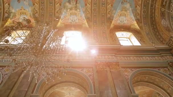 Um raio de luz através do lustre na catedral — Vídeo de Stock