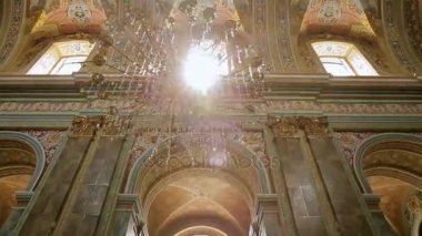 Bir katedral avize aracılığıyla ışık ışını