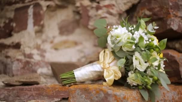 Bouquet de mariage qui est entraîné par le vent — Video
