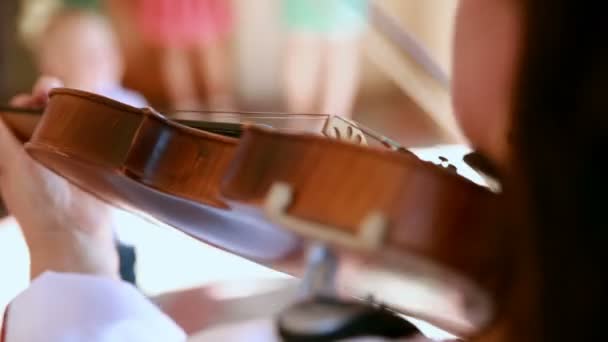 Een jonge vrouw spelen van de viool. Close up van een string — Stockvideo
