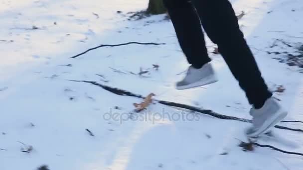Sportler, die bei kaltem Winterwetter im Freien laufen. Schnee. Zeitlupe — Stockvideo