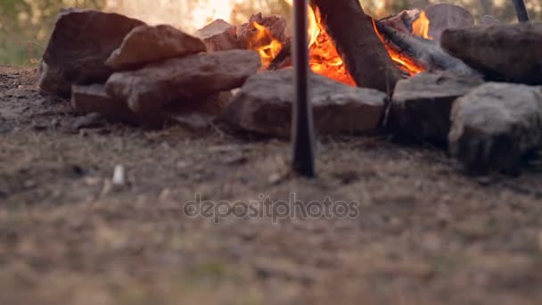 Dolly hareket: güneş doğarken ateş üzerinde pişirme. Kahve ateşe yapma. Dişli seyahat. Turist pot yanıyor. — Stok video