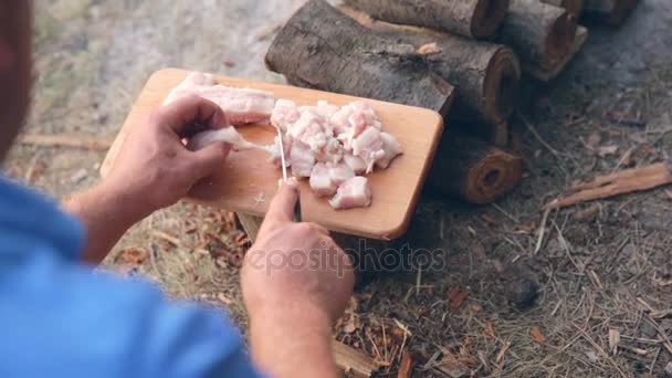 Pojke utomhus bacon skuren i kuber för matlagning — Stockvideo