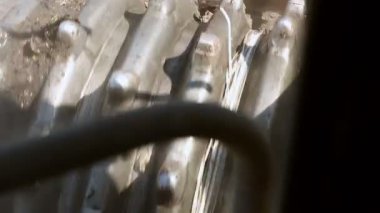 Buldozer çöpe çalışma. Yakın çekim çivili metal tekerlek