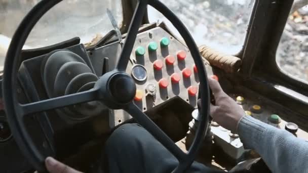 L'autista del bulldozer lavora alla discarica. Dissenteria — Video Stock