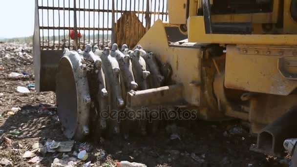 Bulldozer pour déplacer les déchets non biodégradables . — Video