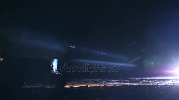 Tarde arando en fuertes nevadas por la noche. Arado del tractor . — Vídeos de Stock