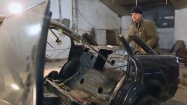 Araba kaza sonrası. Yedek araba arkası