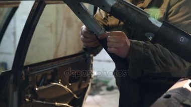 Master kazadan sonra arabada bir parçası yerine dener ve cıvata göstermek için kullanır. Vücut Onarım