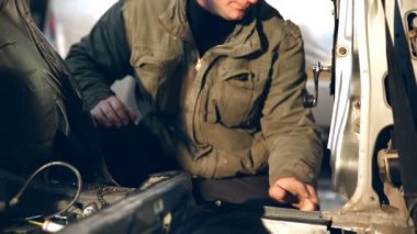 Master düşünceli Araba kapısı kapalı. Onarım Araçları.