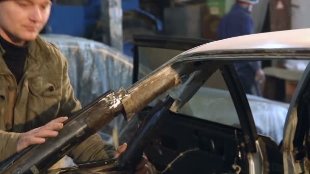 Професійний ремонт кузова за допомогою кутових шліфувальних машин — стокове відео