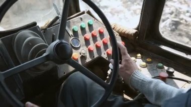 Eski bir buldozer yönetme. Adamın elini yakın çekim