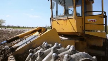 Düzenli depolama için büyük buldozer
