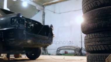 Lastik bir benzin istasyonu garajda bolca yatay slayt görüntüsünü