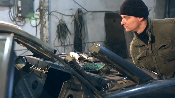 Master conduit une nouvelle carrosserie de voiture — Video