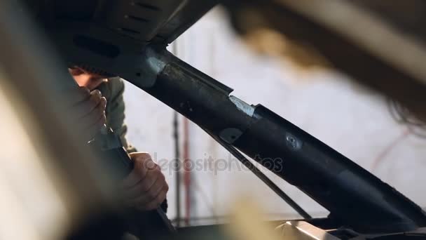 Master försöker ersätta en del i bilen efter olyckan. Kroppen reparera — Stockvideo