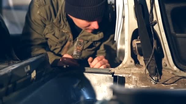 Réparation professionnelle du corps avec un marteau. Corps de réparation . — Video