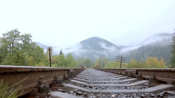 Montañas del ferrocarril después de la lluvia. Montaña en niebla y nubes — Vídeos de Stock