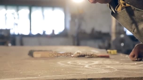 Primer plano hombre en delantal sopla polvo de la mesa — Vídeos de Stock