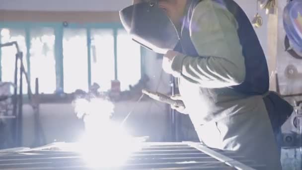 焊机焊接金属。明亮的弧和火花 — 图库视频影像