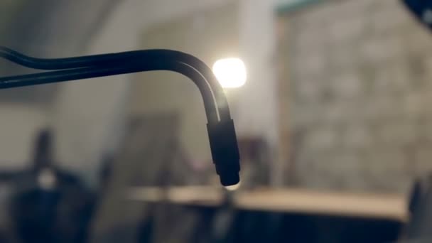 Torche de soudage, enclume dans l'atelier 