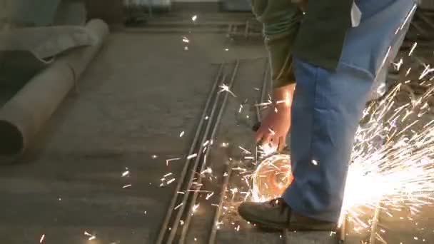 Cutting metal met haakse slijpmachine en een heleboel vonken. Schending van de veiligheid — Stockvideo