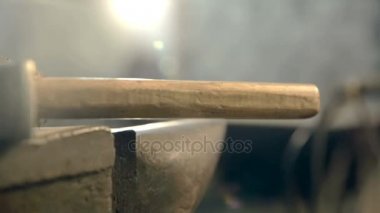 Çekiç örs üzerinde sallanan