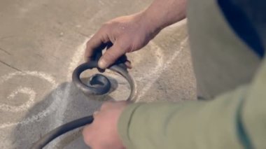 Demirci yakın çekim ayrıntı desen ile karşılaştırır