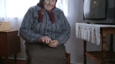 Zavallı büyükanne eski fotoğrafları görünüyor. Anılarında