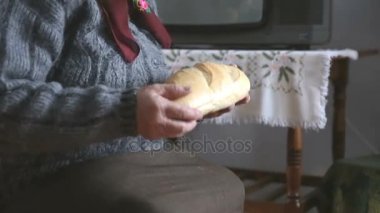 Eski büyükanne ekmek koklama