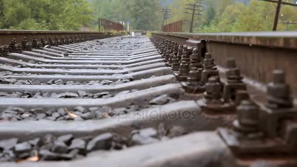 Puente de ferrocarril y acero después de la lluvia — Vídeo de stock