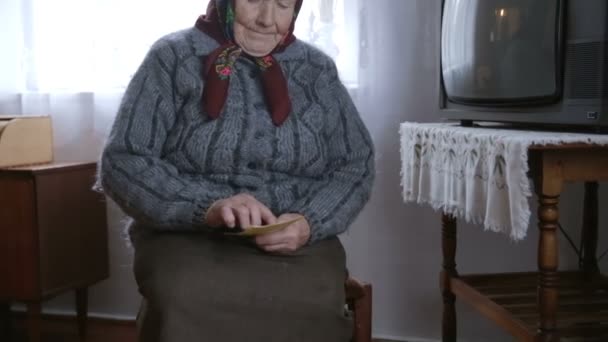 La pobre abuela parece fotos viejas. Memorias — Vídeo de stock