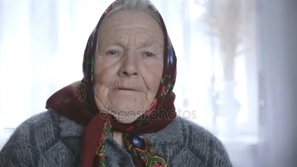 Oude vrouw met een zoete glimlach — Stockvideo