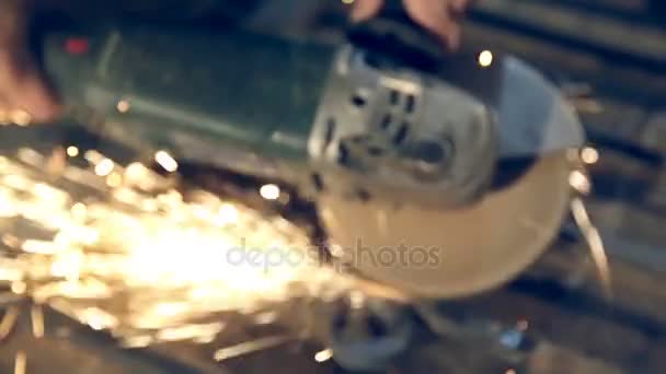 Män i arbetslivet slipning stål — Stockvideo