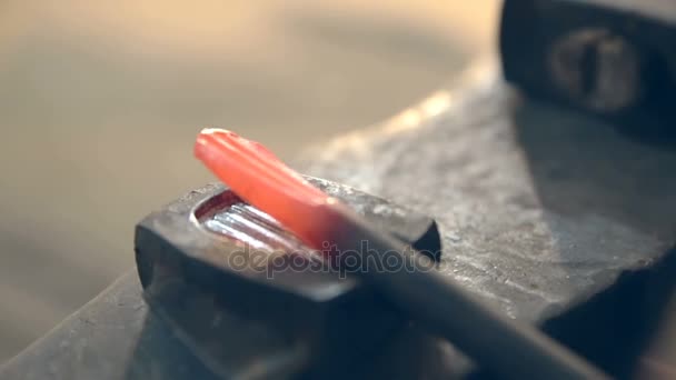 Nahaufnahme aus warmgeformtem Stahl mit einem Hammer auf den Amboss in der Schmiede — Stockvideo