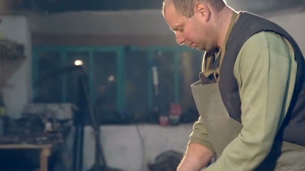 Le forgeron compare les détails de la disposition 